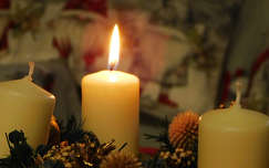 Az ünnepvárás csendjében jó egy pillanatra megállni,
megengedni, hogy a melegség, a fény és a remény
lassan betöltse a napot.