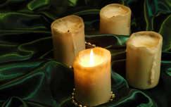 Ma fellobbant az első adventi gyertya fénye.