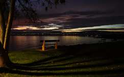 Lassan vége a napnak. Esti fények és színek a parton.