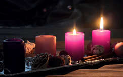 Ma a második gyertya fénye gyúl.
Csendesen emlékeztet arra, hogy a hit apró lángja is be tudja világítani a napjainkat.