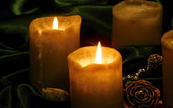 Ma a második gyertya fénye gyúl.
Csendesen emlékeztet arra, hogy a hit apró lángja is be tudja világítani a napjainkat.