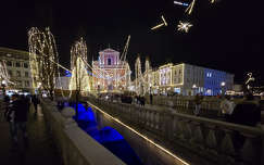 Szlovénia, Ljubljana karácsonyi hangulat - A Három híd és a rózsaszín ferences templom pedig a mese legszebb fejezete.