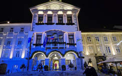 Szlovénia, Ljubljana ünnepi fényben ragyogó Városházája