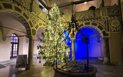 Szlovénia, Ljubljana ünnepi fényben ragyogó Városházájának udvara