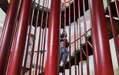 Szlovénia, Ljubljanai vár - az őrtoronyba vezető vörös, kovácsoltvas csigalépcső körülbelül száz lépésből áll.