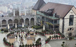 Szlovénia, Ljubljana - A vár udvara mesés karácsonyi díszben ragyogott.