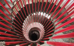 Szlovénia, Ljubljanai vár - az őrtoronyba vezető vörös, kovácsoltvas csigalépcső körülbelül száz lépésből áll.