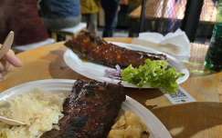 A vásári forgatag közepén egy tekintélyes méretű BBQ oldalas - Ljubljana, Szlovénia.