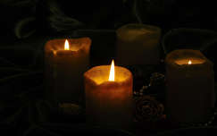 A harmadik gyertya  fénye: örülni a családnak, a csendnek, a készülődés meghittségének.