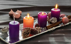 A harmadik gyertya rózsaszín fénye: örülni a családnak, a csendnek, a készülődés meghittségének.