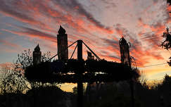 Adventkoszorú a lemenő nap fényében