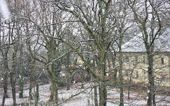 Esik a hó nagy csomóban