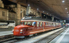 Az SBB (Svájci Szövetségi Vasutak) „Churchill” luxus, történelmi motorvonata Zürich Hbf.-on 2025. XII. 31-én