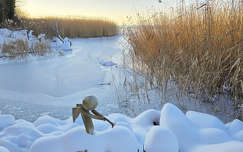 Balatonfűzfő, Balaton, Parti sétány, miniszobor - P. Kovács Péter alkotása.