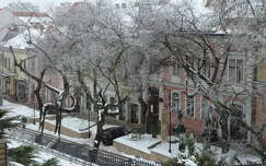 Szekszárd, a Garay-tér házai a Borkúttól nézve