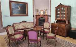 Tata, Esterházy-kastély, antik bútor, festmény, óra, gyertyatartó