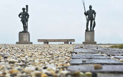 Halász és révész – a Balaton régi mesterségeit megjelenítő szobrok Balatonfüreden.