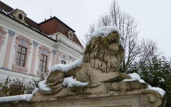 Gödöllő. Hóbundában a kastély előtti oroszlán.