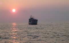 Zadari naplemente egy távozó hajóval