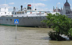 országház budapest magyarország hajó