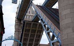 Tower Bridge felnyitása, London, Anglia