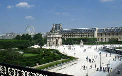 Franciaország, Párizs, kilátás a Louvre Palotából a Kis Diadalívre, a Tuileriák kertjére és az óriáskerékre