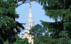 Zirci templomtorony az arborétumból nézve.