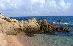 kövek és sziklák spanyolország tengerpart tenger