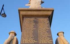 A II. Vilagháborúban elhunyt angol katonák emlékműve. Milford Haven, Wales, Nyugat Britannia
