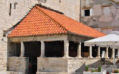 Trau, 16. században emelt loggia, melyben a Halpiac kapott helyet, Horvátország
