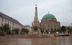 Pécs-Széchenyi tér-előtérben a Szentháromság szobor, háttérben a Gázi Kaszim pasa dzsámija. Fotó: Kőszály