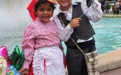 Tenerifei gyerekek nemzetiségi ruhában