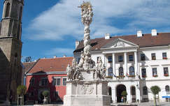 Sopron - Fő tér - Szentháromság szobor - Városi Tanácsháza - bencés vagy Kecske-templom ( épült 1200-1300 között )  fotó: Kőszály