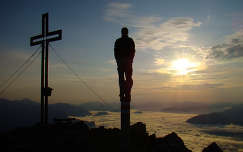 Osztrák Alpok, Grimmin csúcsán napfelkelte, a völgyet köd fedte el