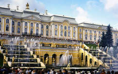 Petrodvoreci palota szökőkútjai, Oroszország