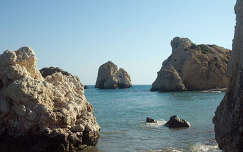 kövek és sziklák tengerpart ciprus tenger
