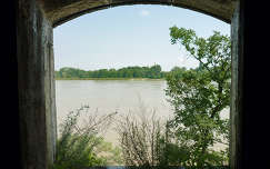Komárom a Monostori-erőd ablakából a Duna túloldalán Komarno