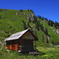 Braies-Dolomitok, Dél-Tirol, Olaszország. Pásztorkunyhó.