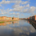 Az Arno folyo tukrozodese, Pisa, Olaszorszag