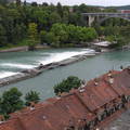 Bern,középen a Mackó szoborral az Aare folyón, Svájc
