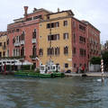Olaszország, Velence, Canal Grande, kukás-hajó