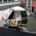 Festő a Rialto híd lábánál. Velence, Olaszország