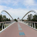 Magyarország, Szolnok, Tisza, Tiszavirág-híd, háttérben a volt Zsinagóga
