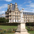 a Louvre oldalszárnya a Tuileriák kertjéből,Párizs,Franciaország