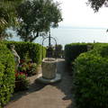 Parkrészlet, háttérben a Garda-tó.  Olaszország