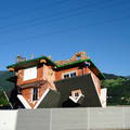 A tetejére állított ház, a tiroli Terfensben.