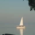Vitorlás a Balatonon az őszi napsütésben