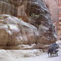 A Szik-szurdokban, oldalt a felszíni vízvezetékkel, Petra, Jordánia