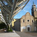 A People Mover acélvázas pályája a Chiesa di Sant'Andrea Apostolo mellett, Velence