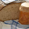 Kovászos házi kenyér narancslekvárral
